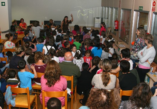 Apoio total dos nenos e nenas de Ordes no Día das bibliotecas