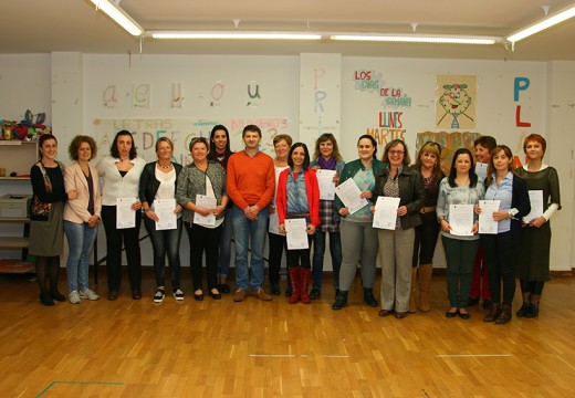 Regos entrega os diplomas ás alumnas do curso de Atención a Persoas Dependentes en Institucións Sociais