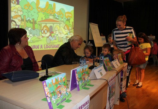 Uns 150 veciños e veciñas de Lousame ateigaron a Casa da Cultura durante a presentación do libro “Os Bolechas van a Lousame”