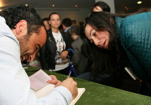 O xornalista Ramón Vilar deixa pequeno o auditorio do Museo do Traxe na presentación de ‘Os televisores estrábicos’