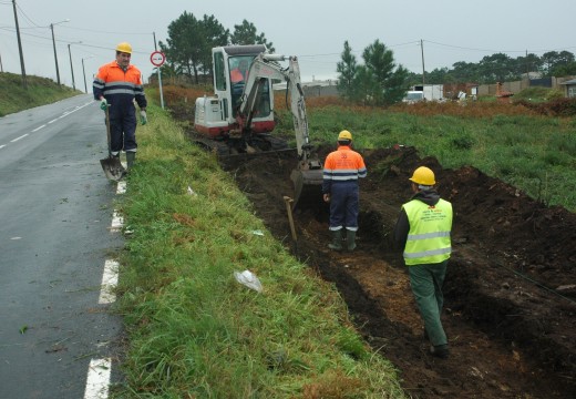 Comezan as obras para dotar de 530 metros de beirarrúas á estrada entre o núcleo de Aguiño e o lugar da Graña