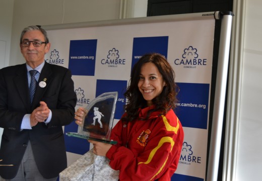 Cambre homenaxea a patinadora Artística Aída Vieites