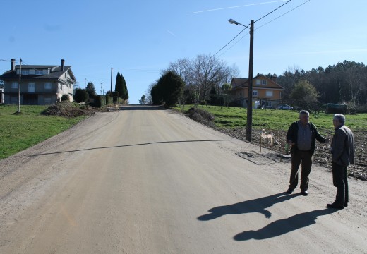 Comezan as obras de instalación de alumeado público e zonas peonís na estrada que une os núcleos de Vilalbarro e O Cruceiro coa N-550