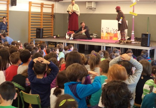 Douscentos nenos e nenas do CEIP de Pedrouzos participan nunha representación teatral a prol da igualdade e contra a violencia de xénero