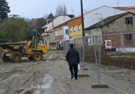 Retomadas as obras para aperturar un vial con dous carrís e beirarrúas entre o cemiterio de Riveira e o lugar de Fafián