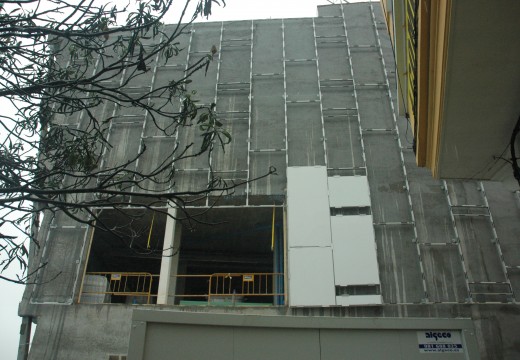 Comeza a instalación da característica fachada de vidro branco no novo Mercado Municipal de Riveira Colocouse unha pequena mostra nun lateral para corroborar o axeitado desta solución arquitectónica