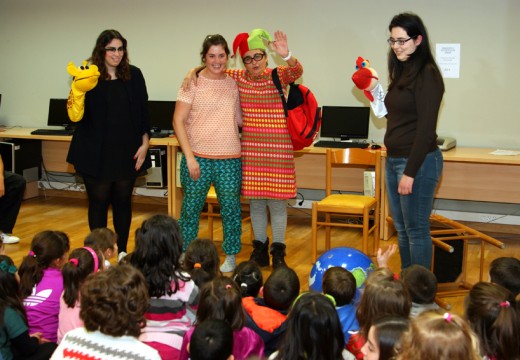 A maxia de ‘A nena feiticeira’ enche a biblioteca de Ordes