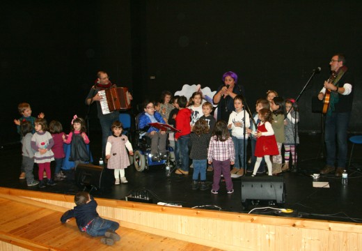 ‘A cantar con María Fumaça’ transforma a casa da cultura de Ordes nunha gran festa infantil