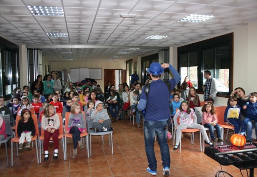 Sesenta veciños e veciñas de Frades encheron o multiúsos para participar no espectáculo “Brinca vai de aquí a acolá” e nunha chocolatada