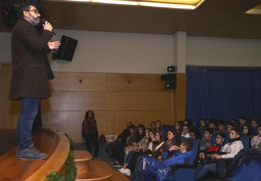 180 rapaces asistiron no auditorio á proxección do filme “encallados” no marco da programación de Nadal de Riveira