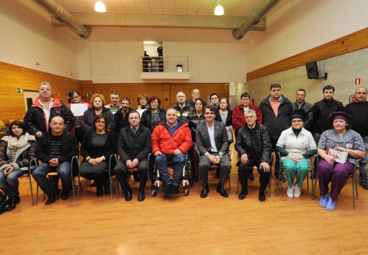 Diego Calvo, acudiu ao acto de clausura e entrega de diplomas dos cursos de cociña saudable e xardinería que tiveron lugar en Malpica