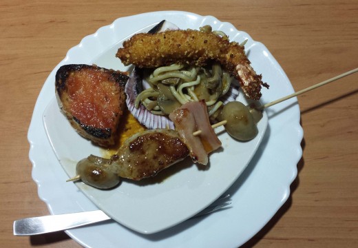 As “Setas con gulas e gambas con brocheta de champiñón, raxo e bacon” da Raxería Al Alba, gañadoras do I concurso “De tapas por Frades”