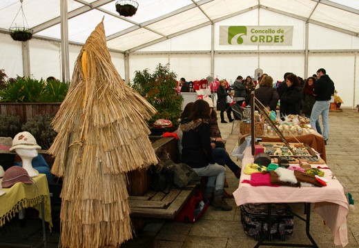 A veciñanaza de Ordes arroupa o seu primeiro mercado de artesanía de Nadal