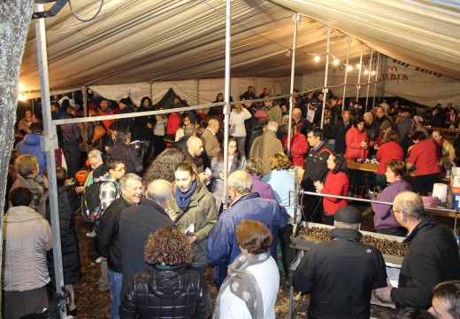 O tradicional magosto de Brión reuniu a centos de brioneses que deron boa conta de 180 quilos de castañas e 150 litros de chocolate