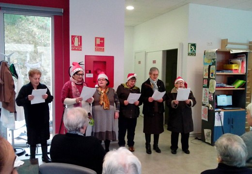 As alumnas do Obradoiro da Memoria de Merelle ofrecen un recital de panxoliñas aos meniños do PAI, aos maiores do centro de día e aos traballadores do Concello de Lousame