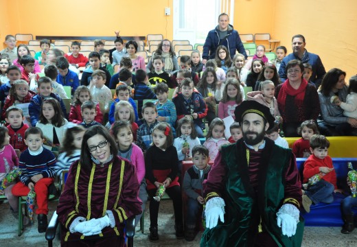 Os nenos e nenas de Infantil e Primaria do CPI Ponte Carreira entréganlle ao Paxes Reais as súas cartas para os Reis Magos