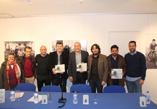 Máis de douscentos veciños arroupan á asociación “O Esquío no Piñeiro” na presentación do libro “Brión en fotos”