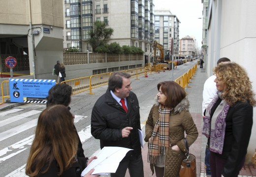 O alcalde visita as obras de remodelación da rúa Adelaida Muroque dan resposta a unha vella demanda veciñal