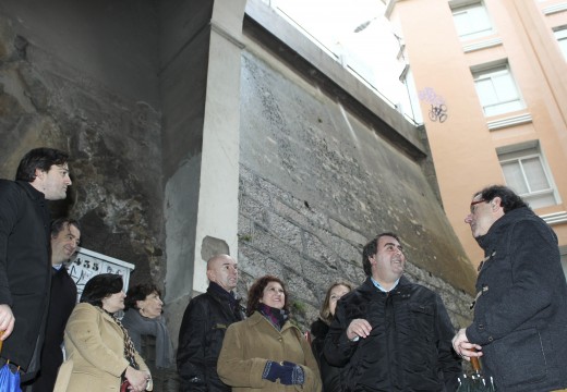 O alcalde visita as obras de instalación do ascensor que unirá Capitán Troncoso con Xeneral Alesón e mellorará a accesibilidad á Cidade Vella