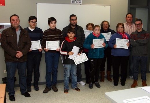 O concelleiro de Cultura entrega os diplomas dos cursos de Informática organizados polo Concello de Ordes