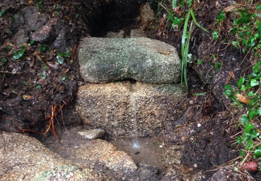 As obras da senda mariñeira entre Area Secada e a Meixida permiten descubrir unha fonte que permanecía oculta