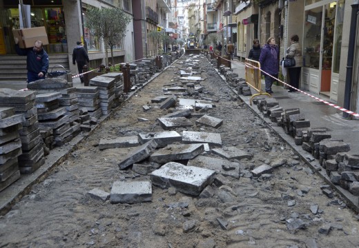 Comezaron as obras de mellora das vías peonís da cidade riveirense coa reposición dun tramo de carril central na rúa Galicia