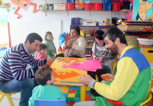 Os nenos e nenas da gardería municipal de Brión comezan a elaborar os seus disfraces de Entroido con materiais reciclables