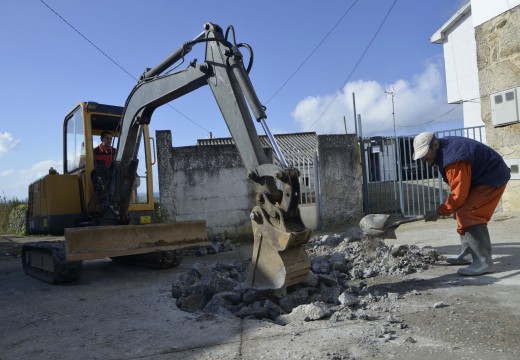 Comezan os traballos para dotar de saneamento e un pozo de bombeo ao lugar de aldea Frións, na parroquia de Carreira