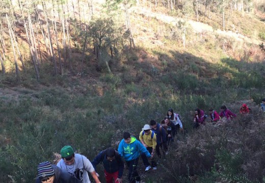 Corenta alumnos e alumnas do CPI Cernadas de Castro fan un roteiro de 15 quilómetros e realizan unha visita ás minas de San Finx