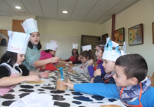 Dezaseis nenos e nenas participan nun obradoiro gratuíto de filloas en Oroso