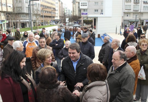 O alcalde destaca que o proxecto de urbanización das Conchiñas, coa nova praza e o aparcamiento, dinamiza o barrio e crea un “lugar de convivencia” para os veciños