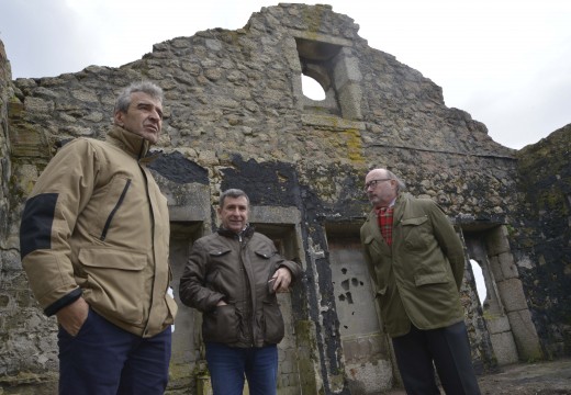 Alcalde e xefe da Demarcación de Costas en Galicia inspeccionan as obras no solar da antiga fábrica de Castiñeiras