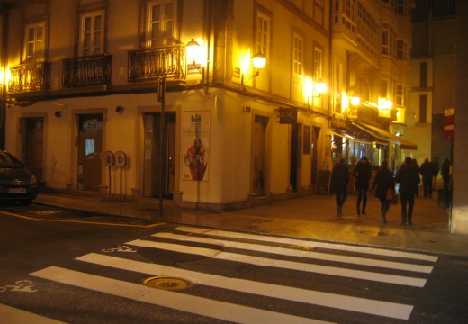 O Concello instala un novo paso de peóns e prazas de aparcadoiro para motos e bicicletas na rúa Santa Catalina