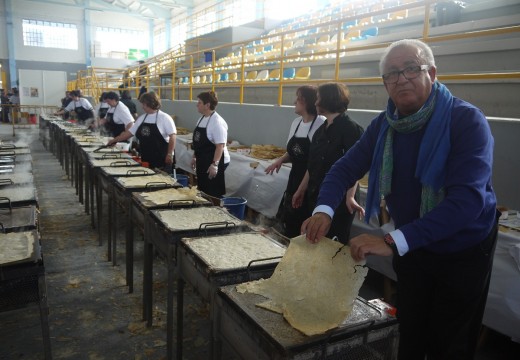 Unos 8.000 visitantes acuden en un día soleado a A Baña a degustar miles de filloas en la XII Feira da Filloa da Pedra