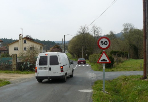 O Concello de Brión instalou redutores de velocidade na estrada entre Cirro e Gándara