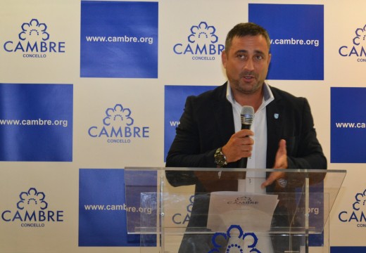 Cambre homenaxea a Roberto Naveira