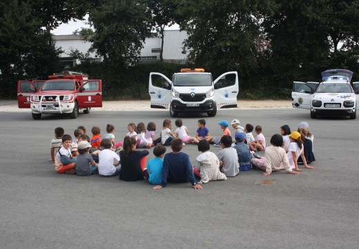 Os cativos do ‘Summer Camp’ de Oroso visitan a Policía Local e Protección Civil para coñecer o seu traballo