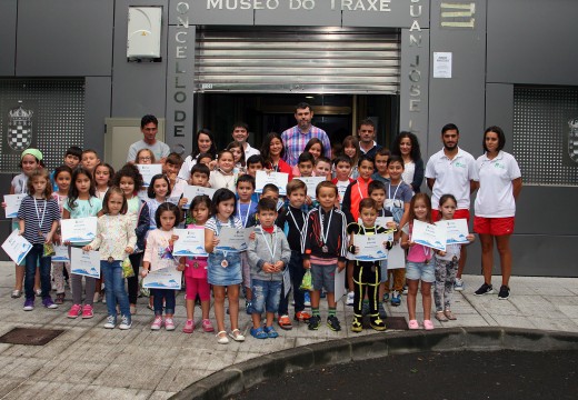 Entrega de diplomas e medallas dos cursos de natación organizados polo Concello de Ordes