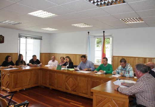 O Concello de Frades acorda atrasar 30 minutos a hora dos plenos ordinarios a petición do grupo municipal do BNG