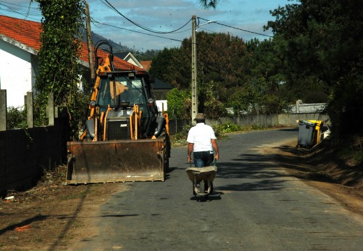 Arranca a obra para dotar de beirarrúas no acceso á praia de Coroso e mellorar o aparcamento á altura do cámping