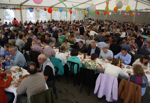 300 veciños renden homenaxe a don Marcelino Bretal, párroco de Calvos (Touro), polos seus 50 anos como sacerdote