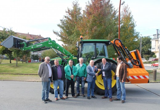 O Concello de Oroso incorpora un moderno tractor con pala e desbrozadora para a limpeza e conservación das súas estradas