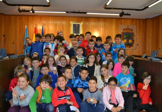 Preto de 70 escolares do CEIP de Lema participan nun pleno infantil