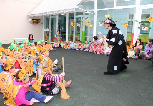 Os meniños da gardería municipal de Brión celebran a festa do Samaín cuns disfraces de cabazas elaborados por eles mesmos