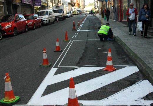 Operarios proceden co pintado dunha nova zona azul na rúa Rosalía con 26 prazas de uso gratuíto por tempo limitado