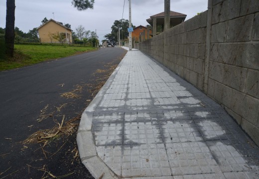 Conclúen as obras para a instalación de beirarrúas no acceso á Praia de Coroso