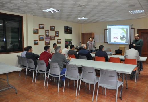 Veciños de Frades comezaron un curso gratuíto de prevención de riscos laborais no manexo de maquinaria agrícola