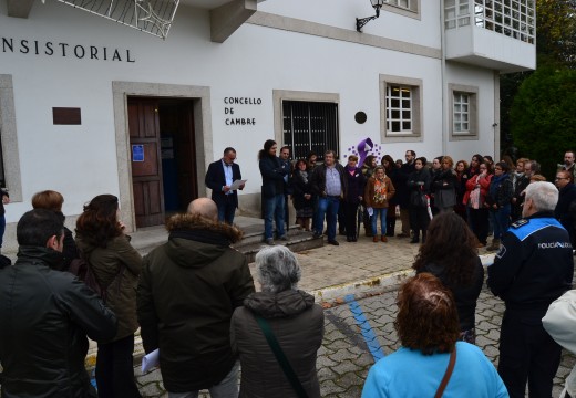 Deceas de persoas se concentran diante do Concello no Día Contra a Violencia de xénero