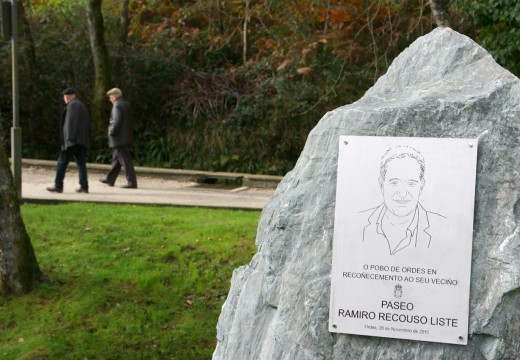 O monólito de Ramiro Recouso Liste loce de novo en perfecto estado no paseo fluvial que leva o seu nome