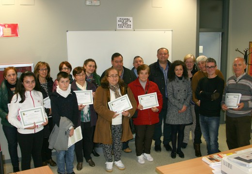 Os concelleiros Susana García e José Manuel Mira entregan os diplomas do curso de informática